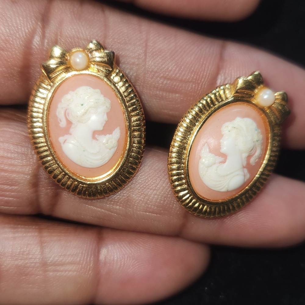 Vintage Gold Tone Pink Cameo Clip On Earrings with Faux Pearl Bow Detail